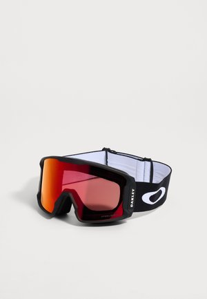 Gafas de esquí negras con lentes rojas espejadas, logo blanco de Oakley en la correa negra ajustable y nombre de la marca Oakley en el lateral de la montura.
