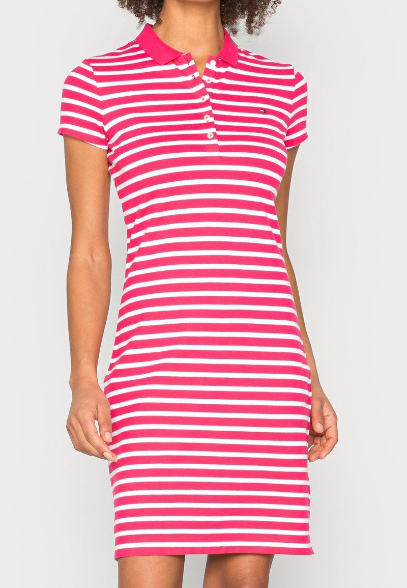 Polokleid mit kurzen Ärmeln, aus weichem Stoff, mit abwechselnd rosa und weißen horizontalen Streifen sowie einem klassischen Kragen mit Knöpfen.