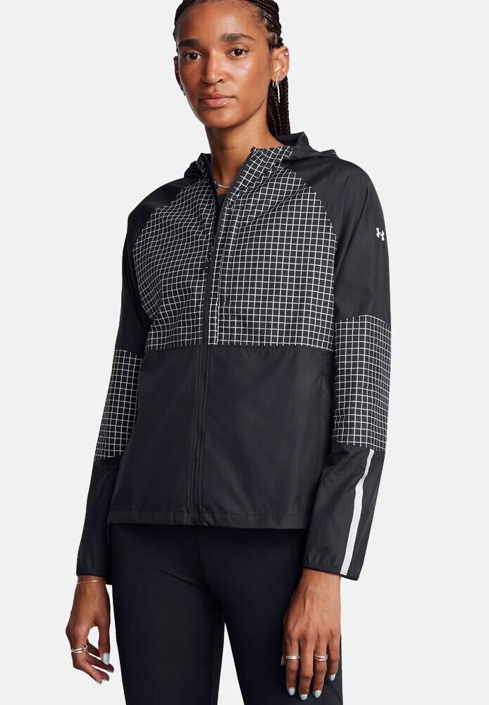 Giacca leggera nera con un motivo a griglia sulla parte superiore anteriore e sulle maniche, dotata di chiusura a zip e dettagli riflettenti bianchi.