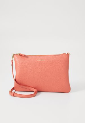 Κοράλι δερμάτινο πορτοφόλι με ανάγλυφη επιφάνεια, χρυσό φερμουάρ και αποσπώμενο λουρί. Ορθογώνιο σχήμα, μινιμαλιστικός σχεδιασμός, μεσαίου μεγέθους.