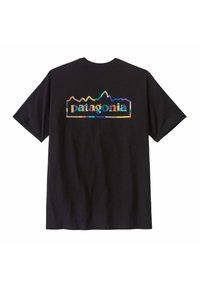 Zwarte katoenen t-shirt met een kleurrijke bergafbeelding en "patagonia" tekst op de achterkant. Rond de hals en korte mouwen.