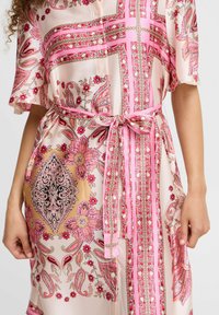 Rochie midi din satin, cu modele florale intricate în nuanțe de roz și aur, cu mâneci scurte, închidere cu nasturi și detaliu legat în talie.