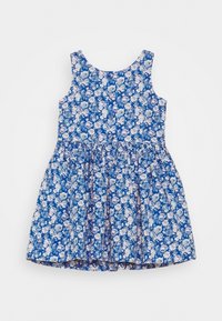 Vestido floral azul con diseño sin mangas, cintura fruncida y una falda acampanada con pequeñas flores blancas y azul claro en todo el tejido.