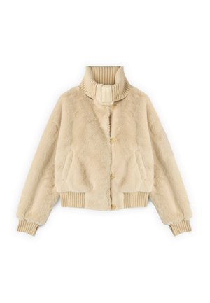 Giacca in finta pelliccia crema con colletto alto a coste, chiusura a bottoni e polsini elasticizzati. Presenta tasche laterali e una silhouette corta.
