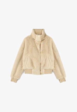 Kremowa kurtka z sztucznego futra z wysokim prążkowanym kołnierzem, z przodem zapinanym na guziki i elastycznymi mankietami. Posiada boczne kieszenie oraz skróconą sylwetkę.