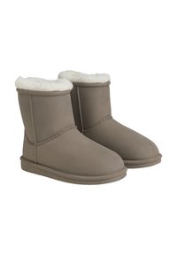 Botines de ante marrón con un suave forro de piel blanca y suelas de goma. Cuentan con una punta redondeada y detalles de costura a lo largo de los lados.