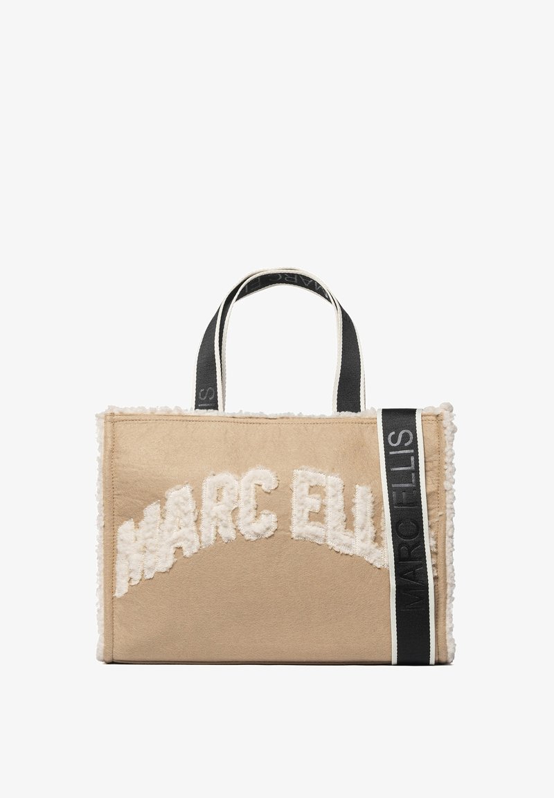 Beige draagtas met witte nep-bontaccenten, voorzien van verhoogde "MARC ELLIS" tekst. Zwarte stoffen schouderriem met logodetail. Gestructureerd ontwerp.