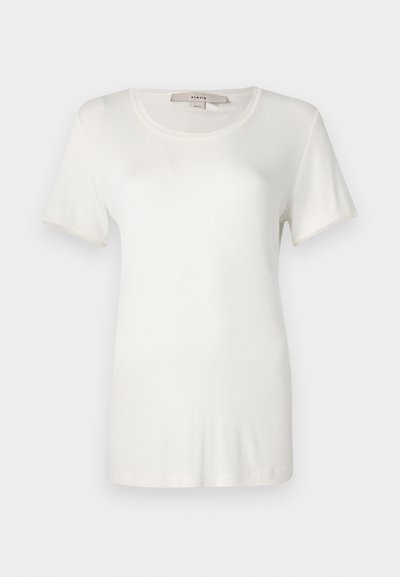 Valge lühikeste varrukatega t-särk, mis on valmistatud pehmest ja venivast puuvillast. Omab ümmargust kaelust ja sileda, ühtlase tekstuuri, kus pole nähtavaid mustreid.