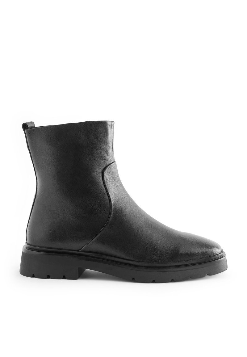 Botte chevillère en cuir noir avec une finition lisse, bout rond et une semelle épaisse texturée. Équipée d'une languette à l'arrière pour un enfilage facile.