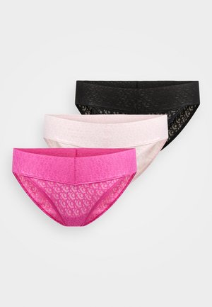 Tri para čipkastega spodnjega perila v roza, svetlo roza in črni barvi, z gladkim pasom in zapletenim vzorcem po celotnem perilu.