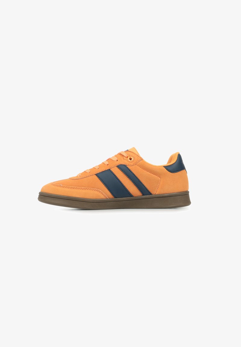 Baskets en daim orange avec des rayures navy, bout rond, design à lacets et semelle extérieure marron texturée. Style athlétique simple et fonctionnel.