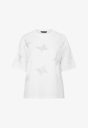 Hvid T-shirt med korte ærmer med flere sommerfugleformer lavet af små rhinsten spredt over front og ærmer.