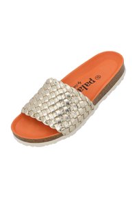 Geweven metallic zilveren slide sandaal met een oranje gevoerd voetbed en een gestructureerde, kurkachtige zool. Beschikt over een breed bandontwerp.