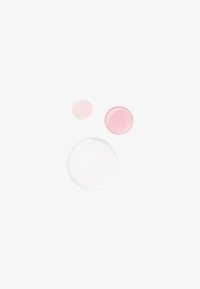 Drie cirkelvormige druppels op een witte achtergrond: een heldere, een zachtroze en een dieper roze, variërend in grootte en doorzichtigheid.