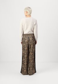 Pieces PCGRACE ULTRA WIDE PANTS - Treniņtērpa apakšdaļas - black