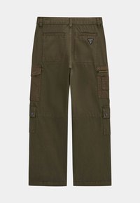 Olivgröna cargobyxor med två sidofickor, två bakfickor och en liten logotypapplikation. Tillverkade av ett hållbart tyg med en slät textur.