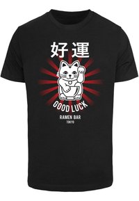 Zwarte katoenen T-shirt met een illustratie van een witte kat, tekst luidt "GOOD LUCK," met rode stralen die vanuit het midden uitstralen.