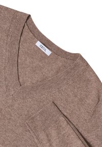 Brązowy sweter z dekoltem w serek, wykonany z miękkiego dzianinowego materiału. Posiada prążkowane wykończenie dekoltu i mankietów, z naszywką z logo w pobliżu dekoltu.