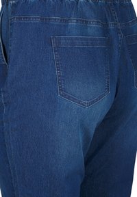 Zizzi JOGGERS WITH POCKETS - Siaurėjantys džinsai - dark blue denim