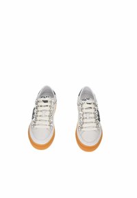 Sneaker bianchi con una finitura testurizzata, dotati di decorazioni in strass, lacci beige e una suola arancione in gomma.
