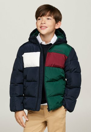 Giacca a vento imbottita con pannelli blu navy, verde, bordeaux e bianchi; chiusura con zip; cappuccio; texture trapuntata; logo del marchio sul petto.