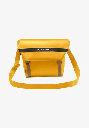 Sac messager imperméable jaune avec un rabat, bandoulière ajustable, logo noir et accents marron. Texture lisse, forme rectangulaire.