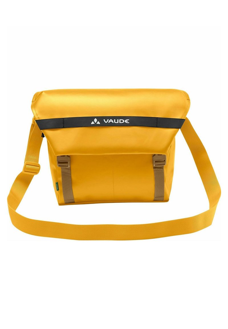 Borsa a tracolla impermeabile gialla con chiusura pieghevole, tracolla regolabile, logo nero e dettagli beige. Texture liscia, forma rettangolare.