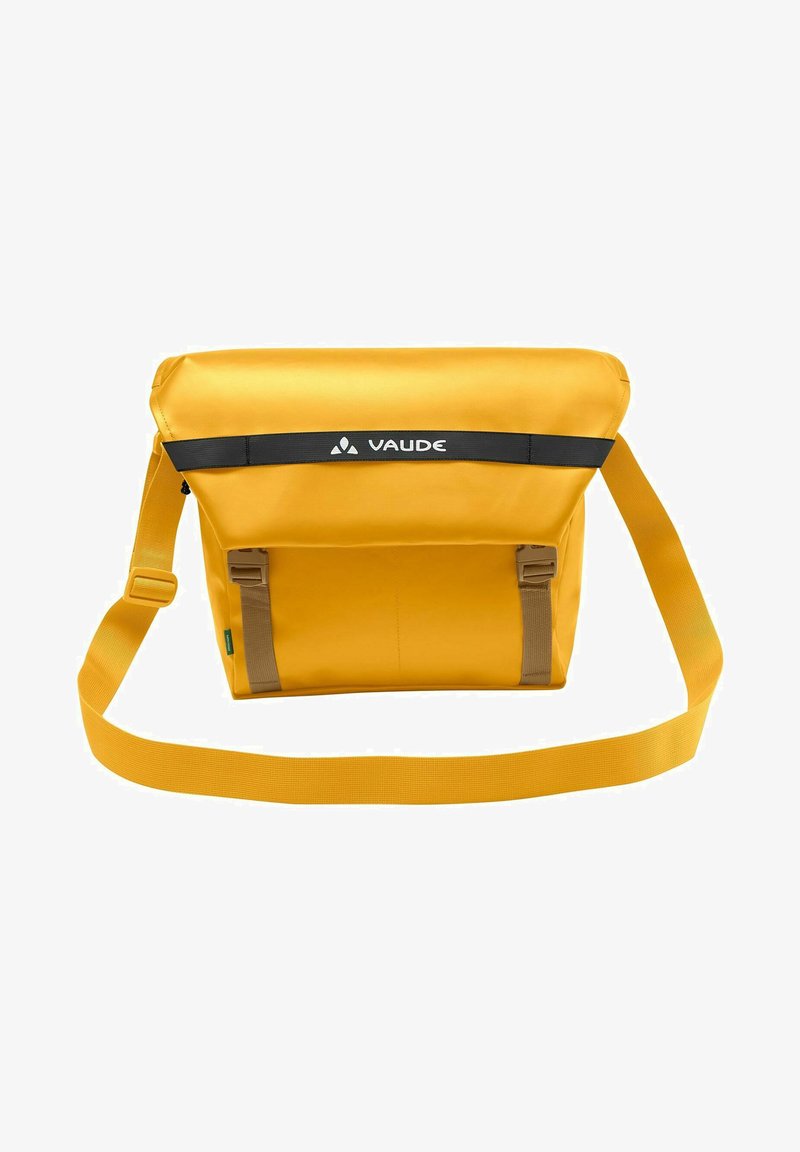 Borsa a tracolla impermeabile gialla con chiusura pieghevole, tracolla regolabile, logo nero e dettagli beige. Texture liscia, forma rettangolare.