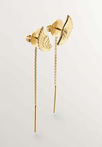 Pendientes de oro con acentos en forma de alas en la parte frontal, cadenas colgantes y largos postes delgados para el cierre.