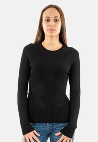 Maglione nero a maniche lunghe con coste, caratterizzato da un design aderente con pannelli texture e scollatura rotonda. Nessun logo o motivo visibile.