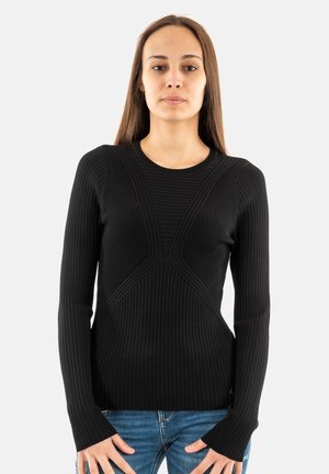 Maglione nero a maniche lunghe con coste, caratterizzato da un design aderente con pannelli texture e scollatura rotonda. Nessun logo o motivo visibile.