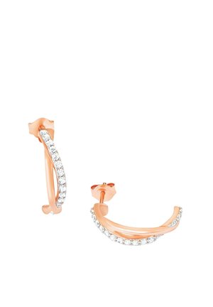 Pendientes de aro en oro rosa con un diseño curvado, que cuentan con una fila de rhinestones transparentes en un lado para mayor detalle y brillo.