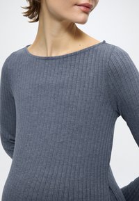 Γκρι ριμπ μακρυμάνικη μπλούζα με φαρδύ λαιμόκοψη και διακριτικές ραφές, με υφή υφάσματος και εφαρμοστή σχεδίαση.