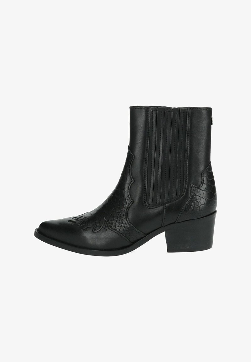 Bottine en cuir noir avec un bout pointu, des panneaux latéraux texturés, des accents en motif serpent gaufré et un petit talon empilé.