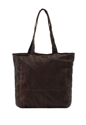 Donkerbruine leren totebag met twee lange handvatten. Textuur oppervlak met zichtbare stiksels en een voorvakdetail. Ruime ontwerp.