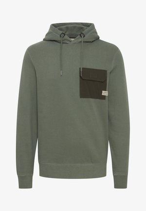 Grüner Hoodie mit einer Kapuze, ausgestattet mit einer dunkelgrünen aufgesetzten Brusttasche und Kordeln. Hergestellt aus weichem, strukturiertem Material.