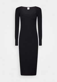 Abito lungo di maglia nera a maniche lunghe, con scollatura quadrata, silhouette aderente e texture a coste. A lunghezza ginocchio con maniche aderenti.