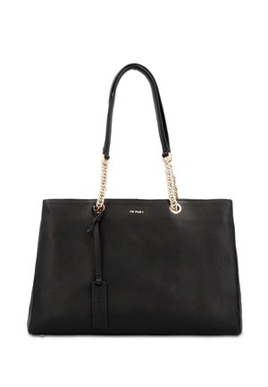 Schwarze Ledertasche mit goldener Kette und schwarzen Griffen, kleinem Markenlogo und angebrachtem Lederanhänger.