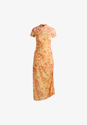Robe maxi à motif floral, jaune et orange, avec manches courtes, col montant et détail froncé sur les côtés pour une longueur ajustable.