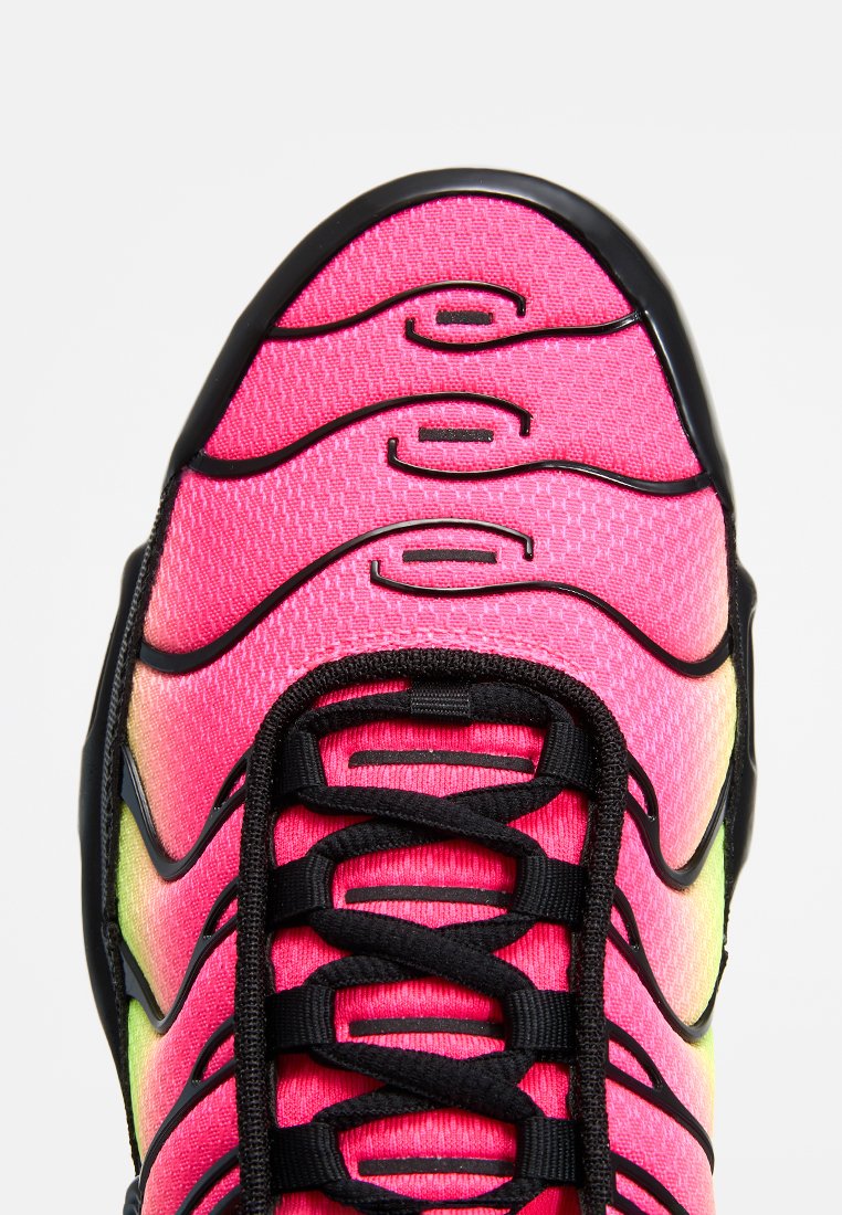 Chaussure de sport rose vif avec des lacets noirs et des détails noirs ondulés, vue de dessus en se concentrant sur la zone des orteils et des lacets.