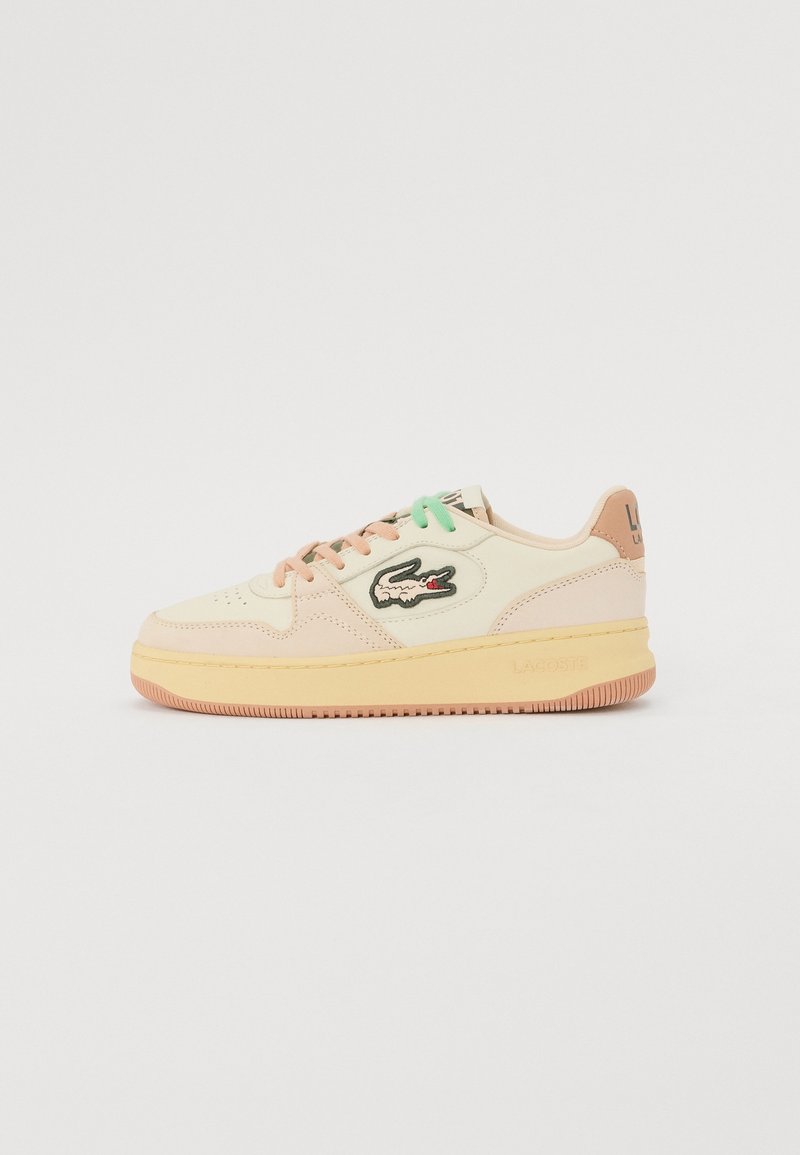Baskets écru avec des touches beige et pêche, lacets verts et pêche, semelle en caoutchouc, et logo crocodile Lacoste sur le côté.
