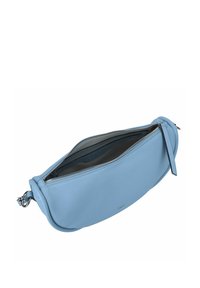 Borsa in pelle azzurro chiaro con forma curva, chiusura con zip e superficie liscia. Tasca interna visibile, con zip argentata lucida.
