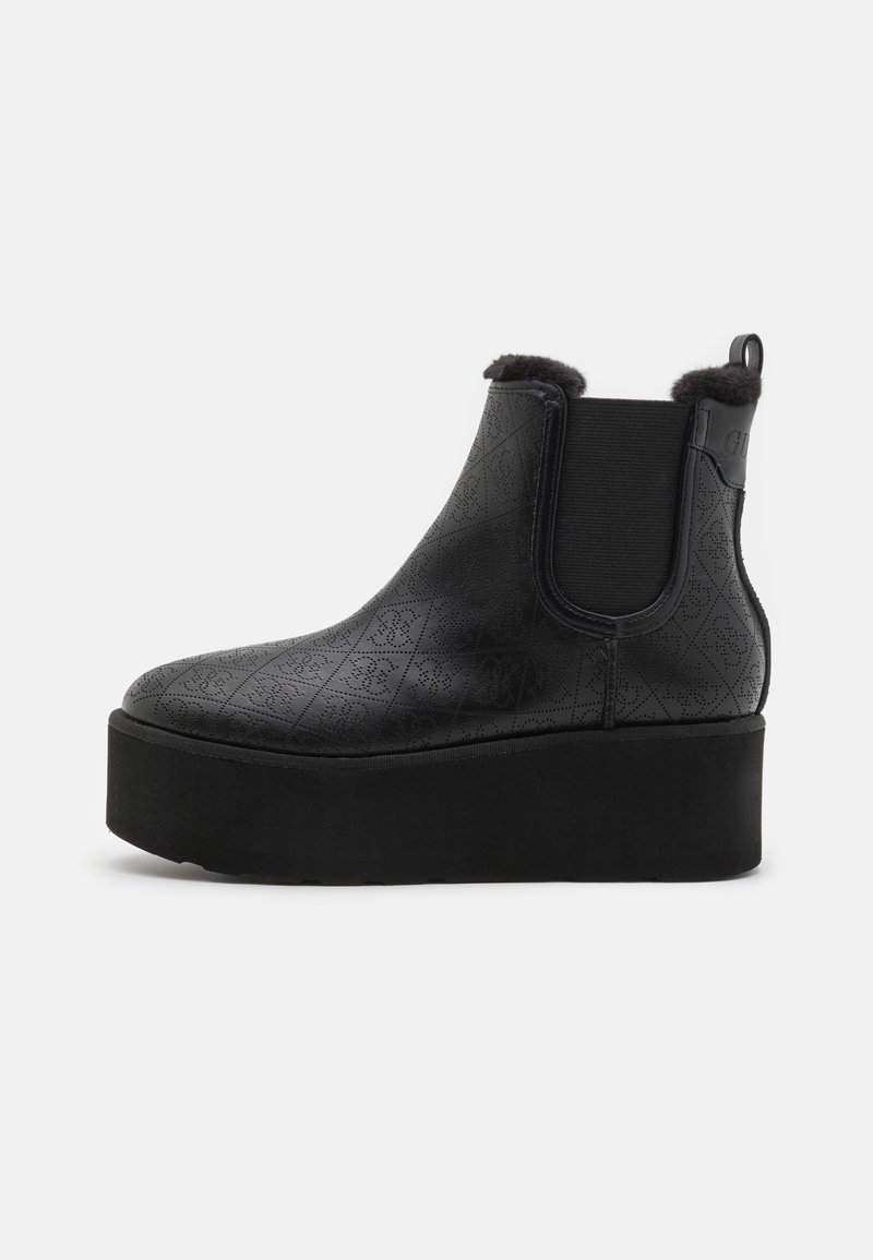 Botas Chelsea negras con parte superior sintética texturizada, suela de plataforma, paneles laterales elásticos y forro suave en el tobillo.