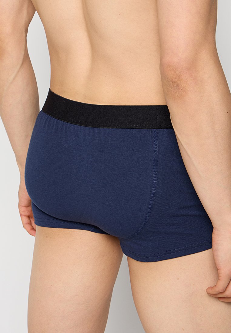 Granatowe majtki bokserki z czarnym elastycznym paskiem. Miękka, elastyczna tkanina z gładkimi szwami, zaprojektowana dla komfortu i dopasowania.