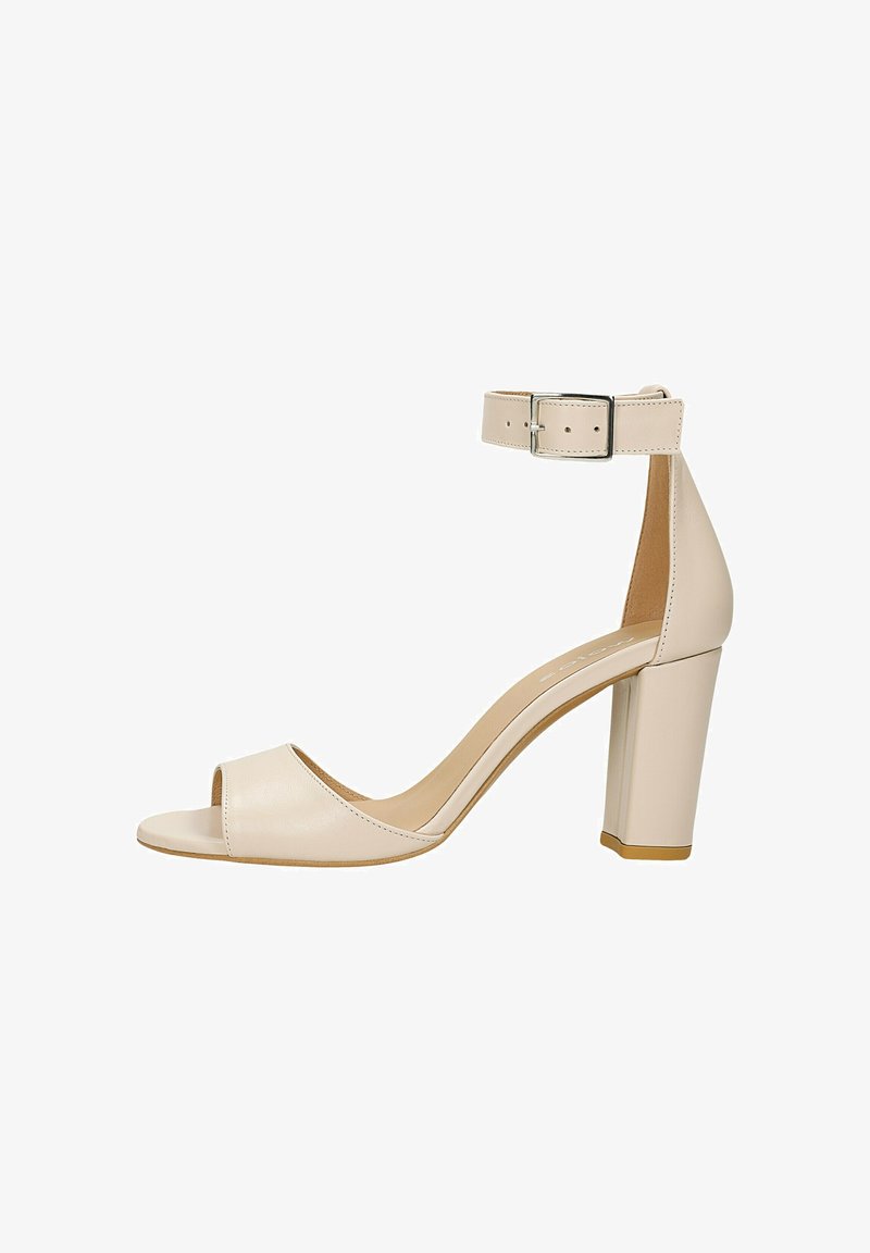 Beige sandály na vysokém podpatku s otevřenou špičkou, silným blokovým podpatkem, páskem přes kotník a hladkým koženým povrchem. Minimalistický design s jemným prošíváním.