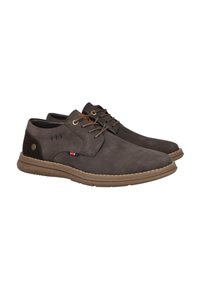 Zapatos marrones oscuros hechos de material similar al ante. Punta redonda, diseño de cordones con ojales dorados, suela marrón en contraste y sutiles acentos de logotipo.