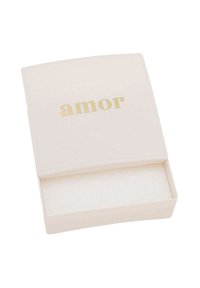 Caja rectangular blanca con tapa curva, con la palabra "amor" en dorado. El interior es simple y carece de elementos decorativos.