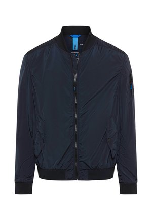 Marineblauwe bomberjack met voorrits, zijzakken met drukknoopklep, geribde kraag, manchetten en zoom, en een ritszak op de linkermouw.