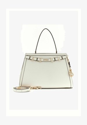 Sac à main structuré blanc de la marque Guess avec poignée supérieure, bandoulière amovible, boucles dorées et pendentif de marque sur le côté.