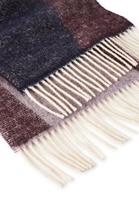 Pletený vlněný šál s patchworkovým vzorem v tmavě modré, burgundské a světlé fialové barvě, se světlým třásňovým lemem.